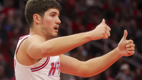 国足0-2不敌澳大利亚，首发出场球员王大雷仅得5.4分评价低